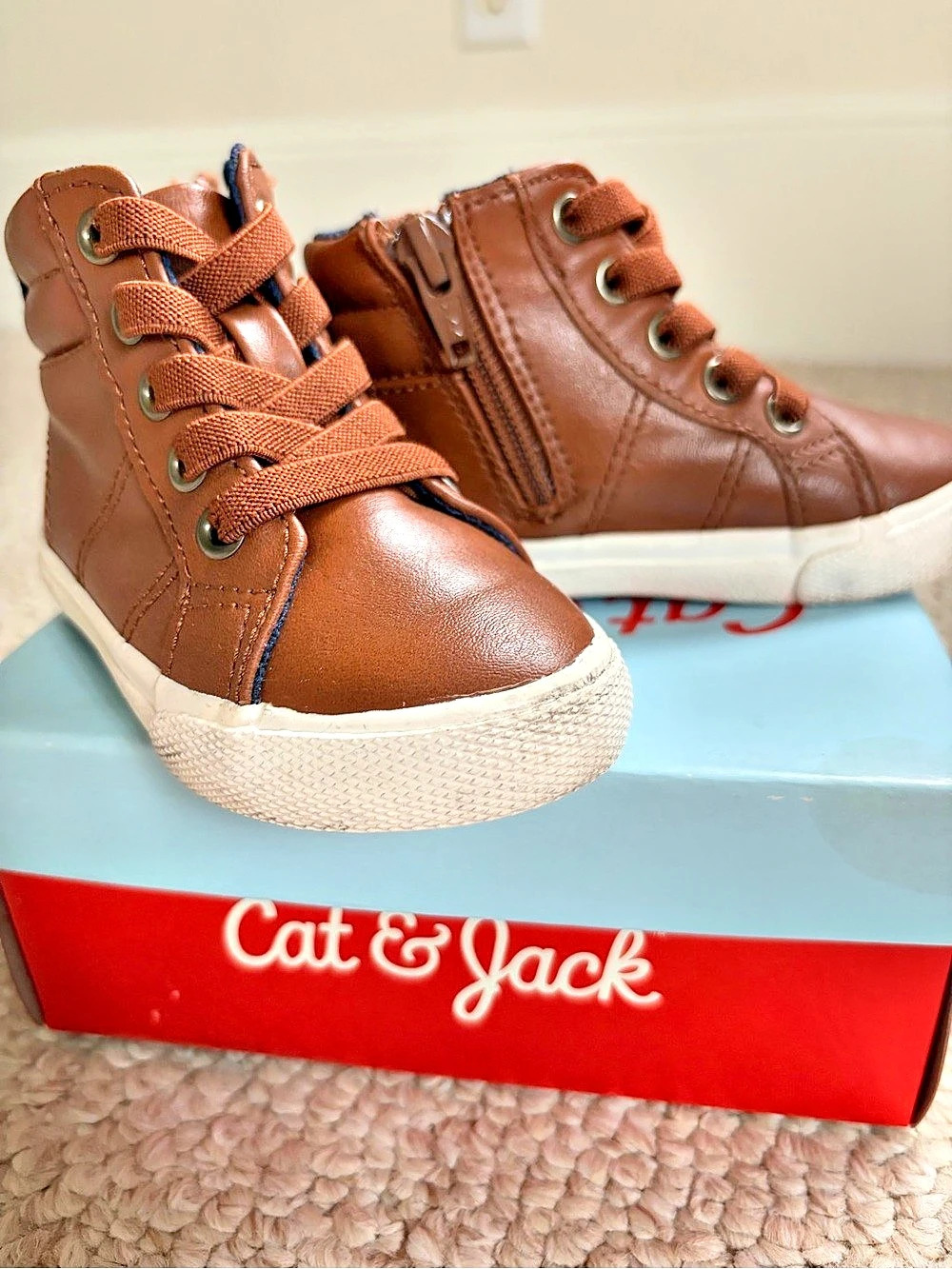 Cat & Jack Rylan high top Sneakers Boys Size 5 cognac Brown